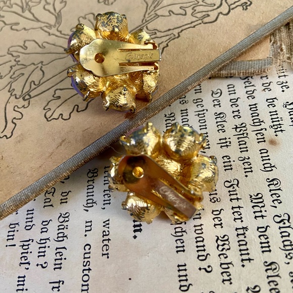 SOLD-Vintage Hattie Carnegie two tone pink Givré glass clip on earrings - Picture 10 of 14